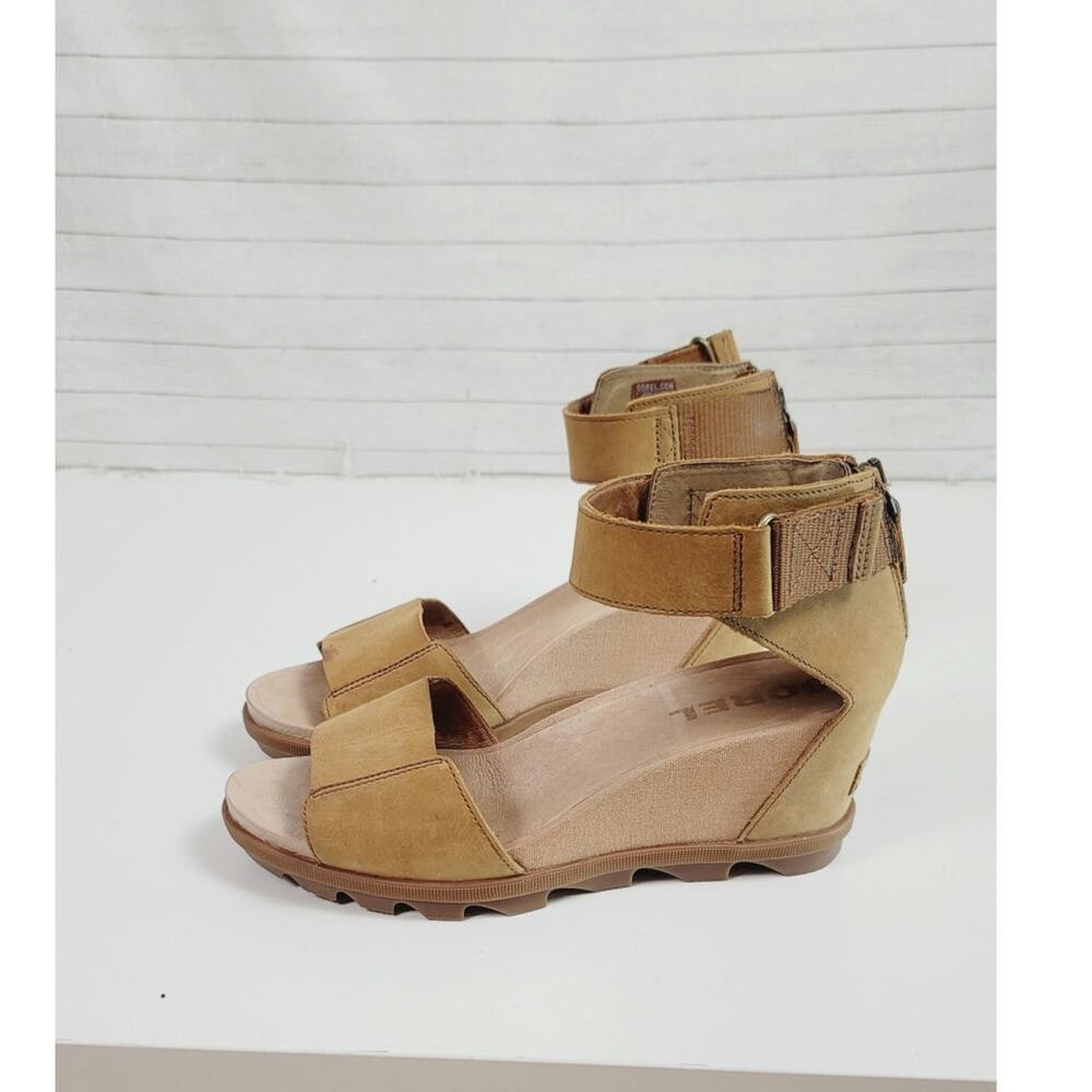 SOREL JOANIE II LEATHER ANKLE STRAP WEDGE SANDALS IN CAMEL, SZ 10.5